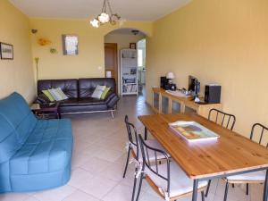 sala de estar con mesa y sofá en Apartment Les Vignes by Interhome, en Les Lecques