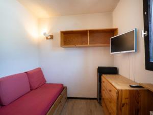 ヴァル・トランスにあるApartment Vanoise-21 by Interhomeのソファ、テレビ、デスクが備わる客室です。