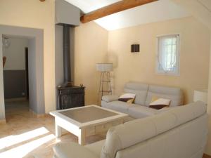 - un salon avec un canapé et une table dans l'établissement Holiday Home Siflora by Interhome, à Eyragues