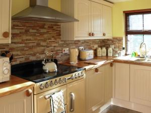 Kuchyň nebo kuchyňský kout v ubytování Holiday Home Glenn Cottage by Interhome