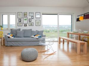 ein Wohnzimmer mit einem Sofa und einem Tisch in der Unterkunft Holiday Home Luna by Interhome in Kamenmost