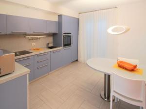 Küche/Küchenzeile in der Unterkunft Apartment Roggiolo by Interhome