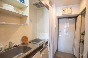 eine Küche mit Spüle und Arbeitsplatte in der Unterkunft Escort Haruyoshi in Fukuoka