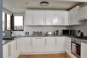 A kitchen or kitchenette at Monarch House - Serviced Apartments - Kensington