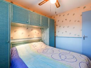 カップ・ダグドにあるApartment Le Génois by Interhomeのベッドルーム(青いキャビネット付きのベッド1台付)