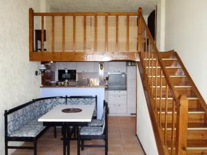 una pequeña cocina con mesa de comedor y escalera en Apartment Château de la Madrague-1 by Interhome en La Madrague
