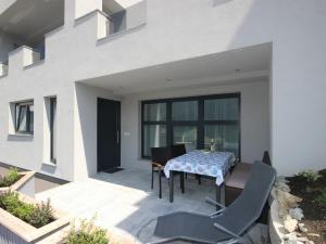 d'une terrasse avec une table et des chaises sur un balcon. dans l'établissement Apartment IsiLiving by Interhome, à Alterzoll