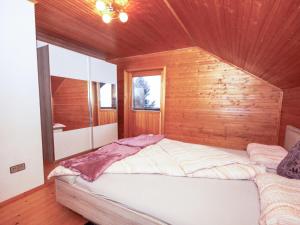 Łóżko lub łóżka w pokoju w obiekcie Apartment Magdalensberg by Interhome