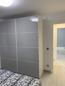 Pokój z dużymi przesuwnymi szklanymi drzwiami i łóżkiem w obiekcie Lignano Riviera appartamento appena ristrutturato w Lignano Sabbiadoro +9 zdjęć