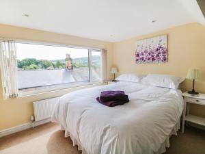 A bed or beds in a room at Matlock Views