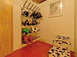 サースフェーにあるApartment Maria by Interhomeの沢山の靴を履いた壁のある部屋