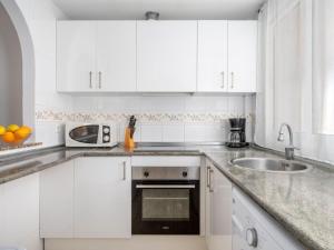 Kuchyňa alebo kuchynka v ubytovaní Apartment Los Nadales by Interhome