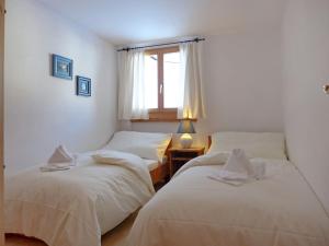 Tempat tidur dalam kamar di Apartment Chesa Fuolla Verda A8 by Interhome