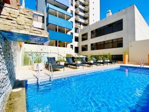 una piscina di fronte a un edificio di Gran Cavancha Suite a Iquique