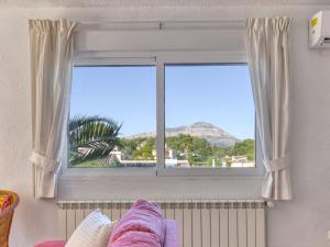 ベニタチェルにあるHoliday Home Bosque by Interhomeの山の景色を望む窓