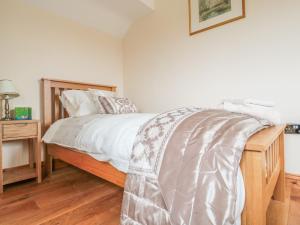 En eller flere senge i et værelse på Orchard Cottage