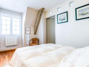 een slaapkamer met een wit bed en een raam bij Apartment Grands Degrès by Interhome in Saint-Malo +8 foto's