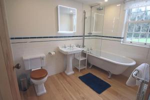 ein Badezimmer mit Badewanne, Toilette und Waschbecken in der Unterkunft Riverside cottage walking distance into Caernarfon in Caernarfon + 33 Fotos