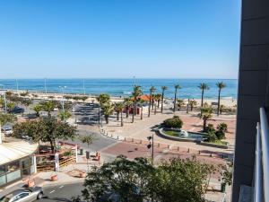 Blick auf den Strand von einem Gebäude in der Unterkunft Apartment Les Glycines by Interhome in Saint Cyprien Plage