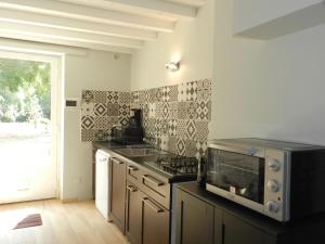 アルジエにあるHoliday Home Arbre Bouteille by Interhomeのキッチン(電子レンジ、コンロ付) 上部オーブン