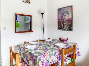 ル・ラヴァンドゥーにあるHoliday Home Le Domaine d'Azur-2 by Interhomeのダイニングルームテーブル(テーブルクロス付)