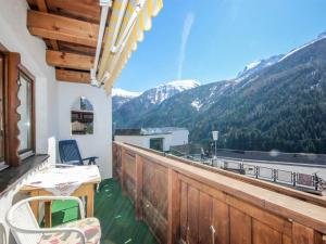 einen Balkon mit einem Tisch, Stühlen und Bergen in der Unterkunft Holiday Home Hölzl by Interhome in Flirsch