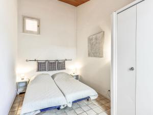 Habitación blanca con cama y ventana en Apartment du Golf-9 by Interhome, en Saint Cyprien Plage