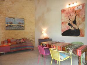 アルジエにあるHoliday Home La Ca Bonita by Interhomeのリビングルーム(テーブル、椅子、ソファ付)