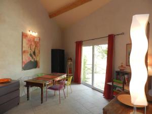 アルジエにあるHoliday Home La Ca Bonita by Interhomeのリビングルーム(テーブル、椅子、窓付)