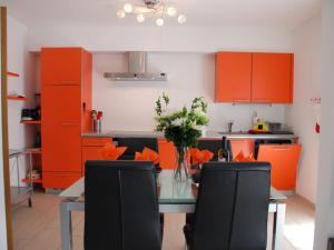 Η κουζίνα ή μικρή κουζίνα στο Apartment Saleggi Apt- 20 by Interhome +20 φωτογραφίες