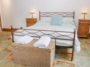 Кровать или кровати в номере Gardeners Cottage