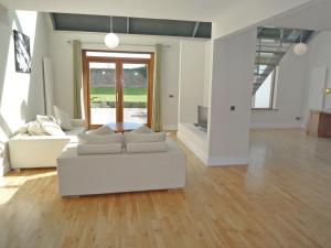 sala de estar con sofá blanco y mesa en Holiday Home Castlemartyr Holiday Lodge by Interhome en Cork