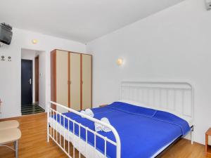 een slaapkamer met een bed met een blauwe deken bij Apartment Cico-1 by Interhome in Selca kod Bogomolja