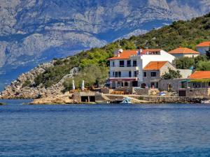 een groot huis aan de oever van een waterlichaam bij Apartment Cico-3 by Interhome in Selca kod Bogomolja