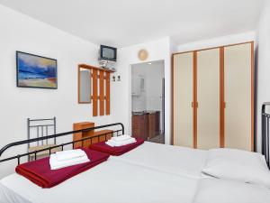 een slaapkamer met twee bedden met handdoeken erop bij Apartment Cico-3 by Interhome in Selca kod Bogomolja