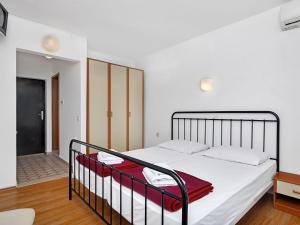 een slaapkamer met een bed met een rode handdoek erop bij Apartment Cico-3 by Interhome in Selca kod Bogomolja