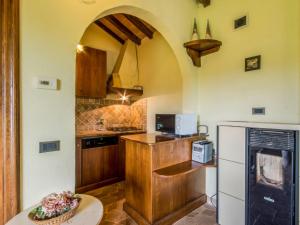 cocina con armarios de madera y nevera blanca en Holiday Home Casale Belvedere by Interhome en Roccastrada