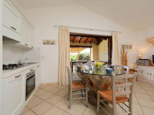 Η κουζίνα ή μικρή κουζίνα στο Holiday Home Iris by Interhome