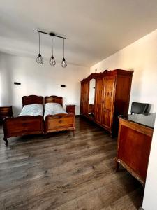 1 dormitorio con 2 camas y muebles de madera en Apartament na Maja -2-, en Skierniewice