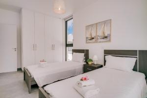 Ένα ή περισσότερα κρεβάτια σε δωμάτιο στο SunnyVillas: 2BR New Villa☆Private Pool in Pernera - Nicholas +29 φωτογραφίες