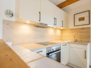 Kuchyň nebo kuchyňský kout v ubytování Apartment Karin-1 by Interhome
