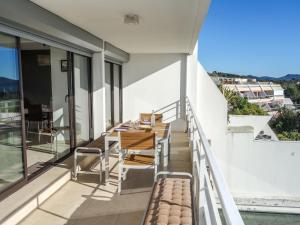 een balkon van een huis met een tafel en stoelen bij Apartment Les Hauts de Fonsainte by Interhome in La Ciotat