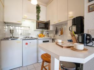Apartment Le Prado by Interhomeにあるキッチンまたは簡易キッチン