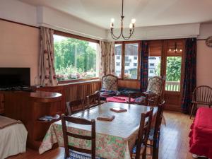 - un salon avec une table et un canapé dans l'établissement Apartment Grizzli-1 by Interhome, à Saint-Gervais-les-Bains
