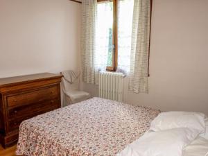 - une chambre avec un lit, une commode et une fenêtre dans l'établissement Apartment Grizzli-1 by Interhome, à Saint-Gervais-les-Bains