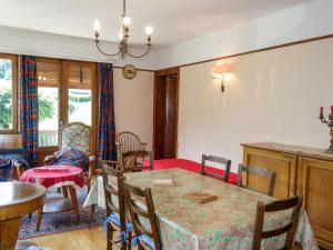 - une cuisine et une salle à manger avec une table et des chaises dans l'établissement Apartment Grizzli-1 by Interhome, à Saint-Gervais-les-Bains