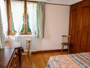 - une chambre avec un bureau, un lit et une fenêtre dans l'établissement Apartment Grizzli-1 by Interhome, à Saint-Gervais-les-Bains