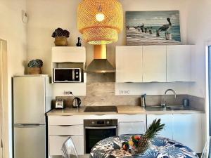 uma cozinha com um frigorífico e uma mesa em Apartment Elaura by Interhome em Biarritz