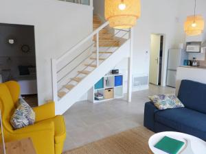 uma sala de estar com duas cadeiras e uma escada em Apartment Elaura by Interhome em Biarritz