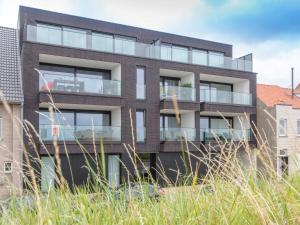 una vista exterior de un edificio con balcones de cristal en Apartment Lakeside by Interhome en Bredene